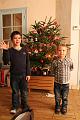 2013-12-14 Zelie mange du pain, les garcons decore le sapin 017